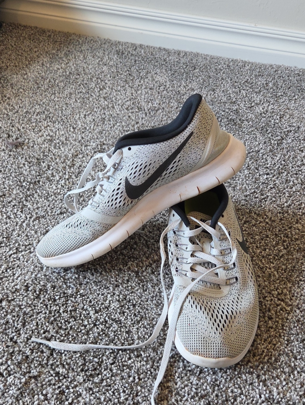 Nike Women's Light Gray Knit Running Shoes